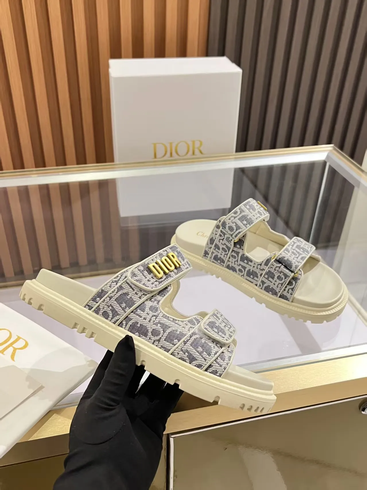 👟👟Ex-factory price 480👟👟 Dior classic popular sandals Step into the fashion territory of Dior slippers and encounter the ultimate fusion of elegance and comfort. The upper is engraved with the Christian Dior Paris logo using exquisite embroidery technology. The delicate stitching tells the brand's profound heritage and is fully recognizable.   Made of high-quality materials, it feels soft and fits your feet, as if it is a gentle care tailor-made for your feet. The sole is carefully designed and engraved with Christian Dior's lucky star symbol. It is not only a beautiful embellishment, but also provides reliable grip, making every step steady and secure.   It has a simple design and is easy to put on and take off. Whether it is a lazy weekend or a pleasant vacation, it can be easily adapted. Whether paired with casual shorts, casual jeans, or an elegant dress, Dior slippers can instantly enhance the overall style and show a casual fashion attitude.   Dior slippers, in the name of fashion, inject luxurious charm into your life and accompany you with every step you take with confidence and elegance. Material: Fine genuine cowhide upper, outsole, TPR, non-slip and wear-resistant, code number: 35-41 (42 customized)